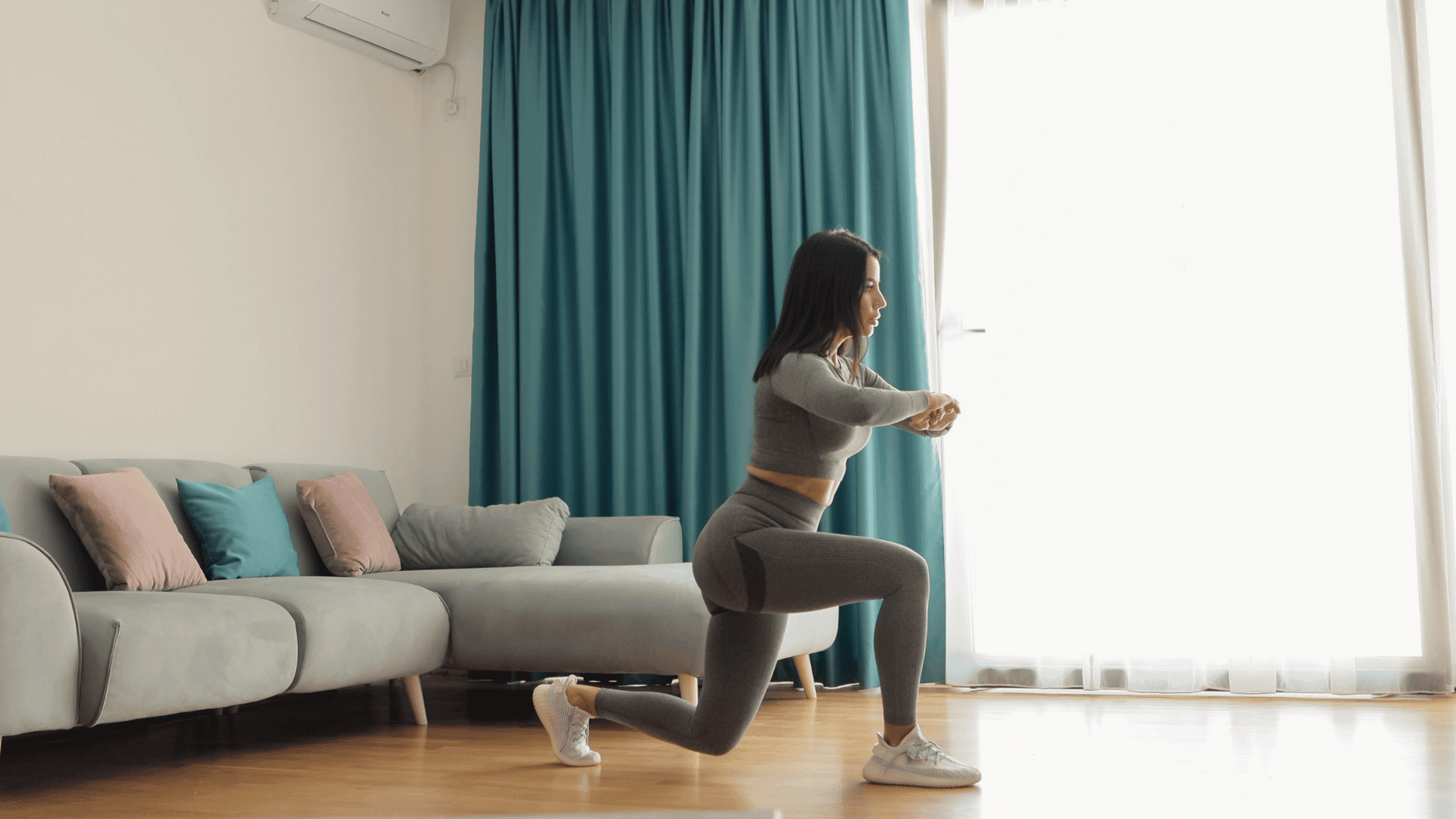 woman do glute workout